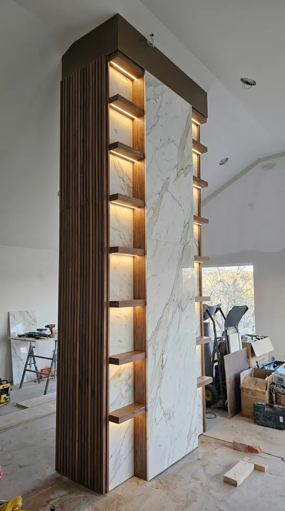 Inspirationsbild: bärande pelare med inbyggd bokhylla och LED-belysning