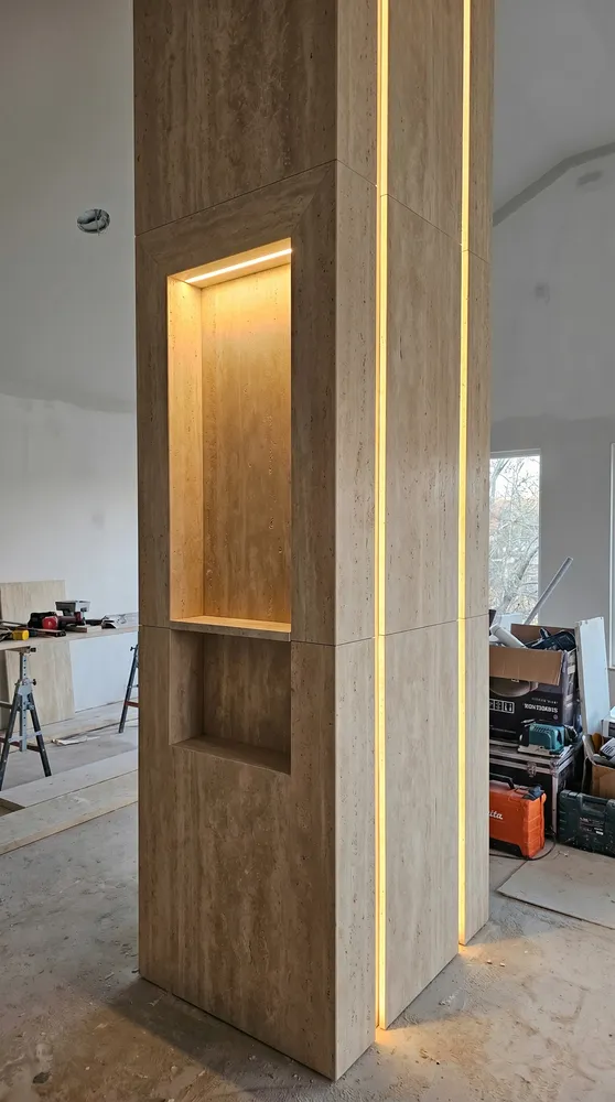Inspirationsbild: pelare som fungerar som TV-vägg i ett vardagsrum